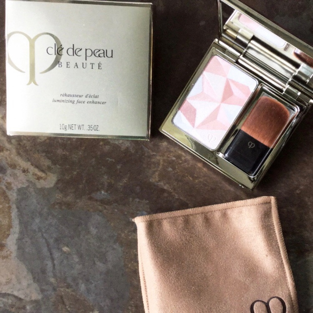 Cle de peau luminizing face enhancer